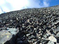 looking up Mt Fremont rocks
