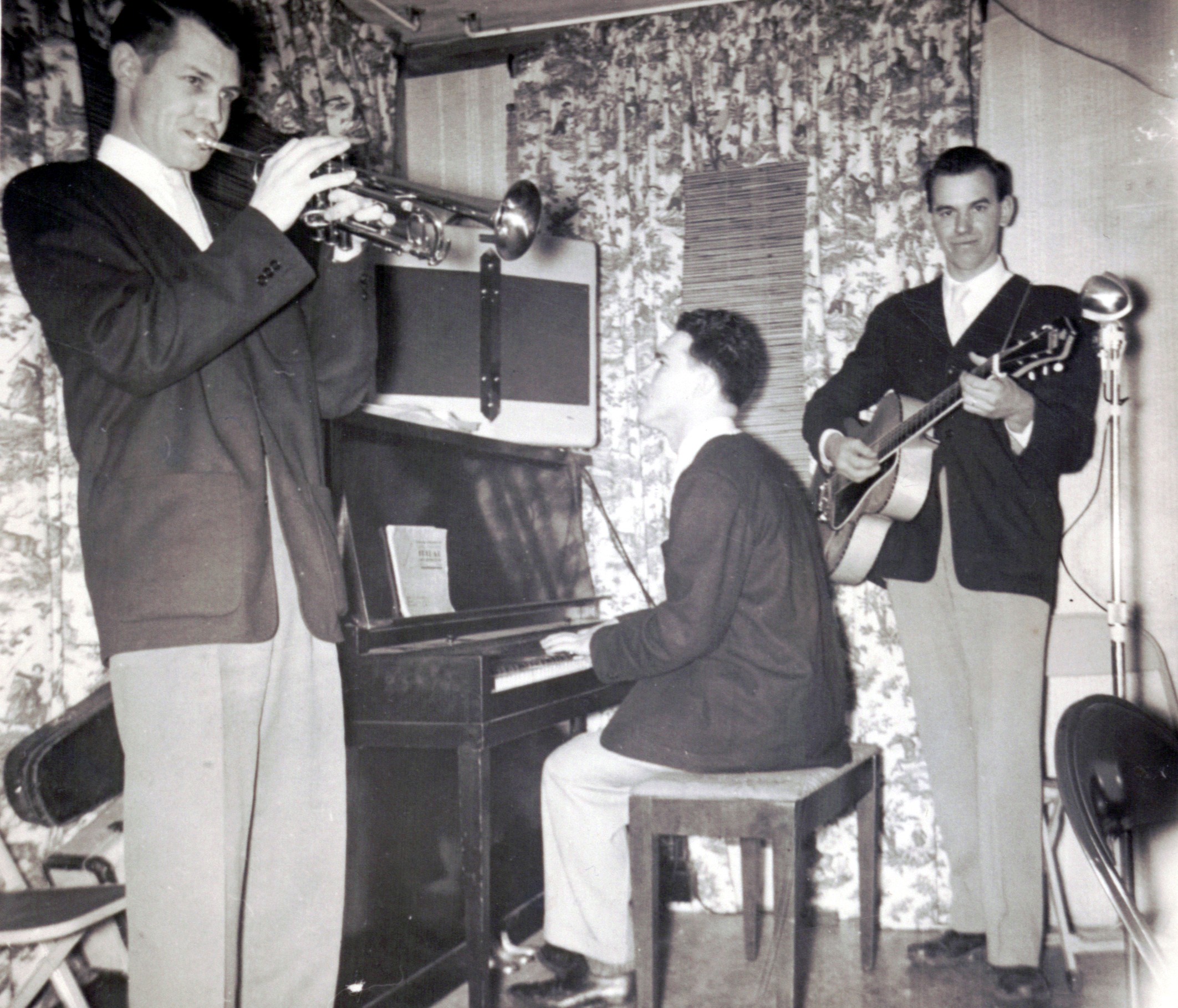 194x 5x Buzz on the trumpet 01