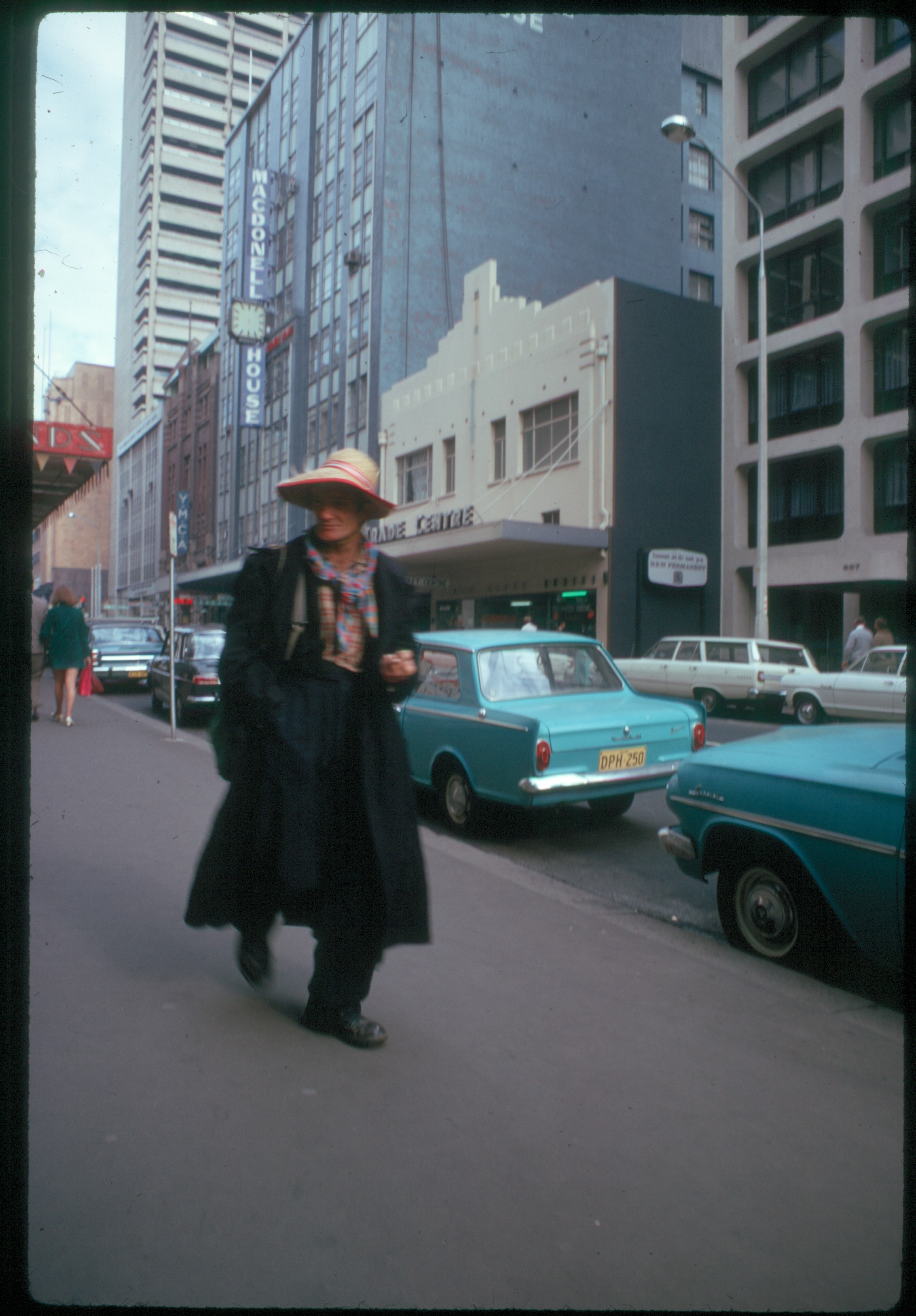 ss 050 1970 06 20 odd character on streets of sydney while i talked to art vendor