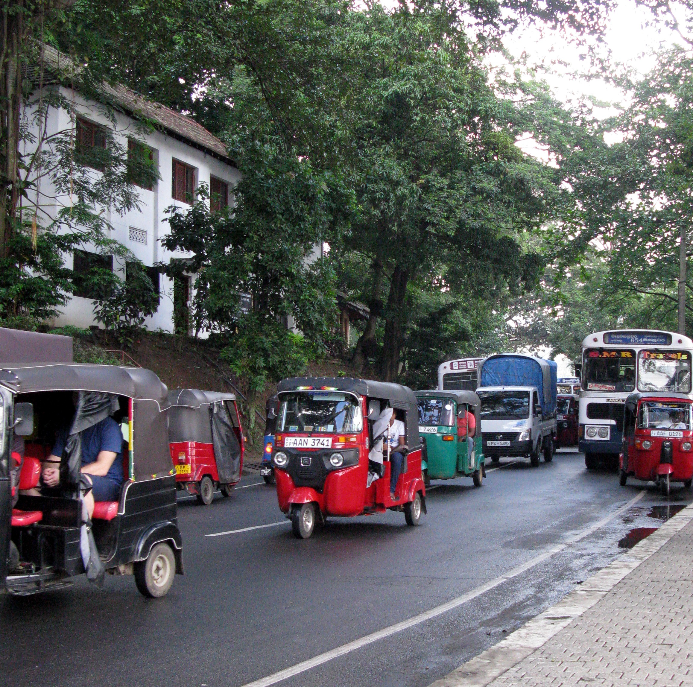 Kandy Lake road tuk tuk