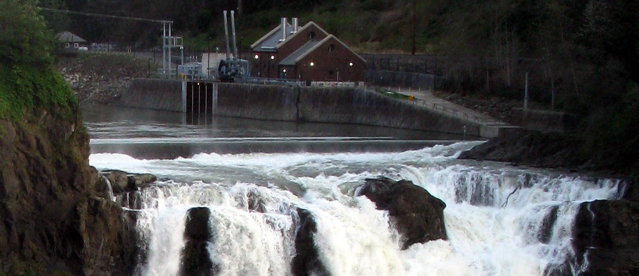 snoqualmie falls quiet evening